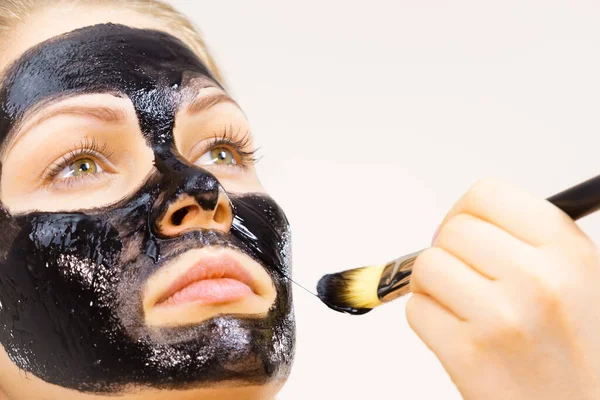 Giovane Donna Applicando Con Pennello Nero Maschera Fango Disintossicazione Viso — Foto Stock