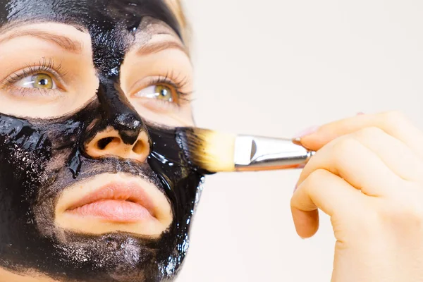 Mujer Joven Aplicando Con Cepillo Mascarilla Barro Detox Negro Cara — Foto de Stock