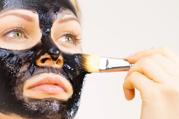 Jonge Vrouw Solliciteren Met Borstel Zwarte Detox Modder Masker Haar — Stockfoto