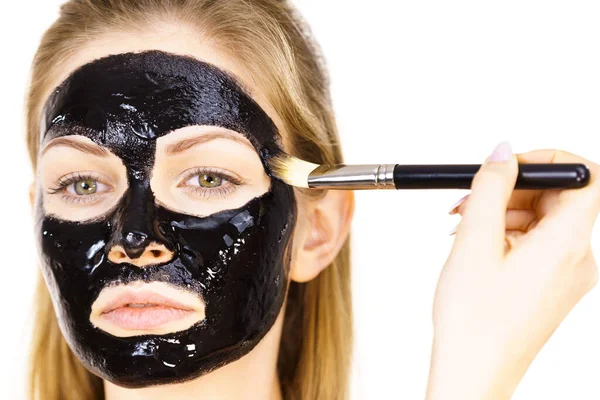 Mujer Joven Aplicando Con Cepillo Desintoxicación Negro Quitarse Máscara Cara —  Fotos de Stock