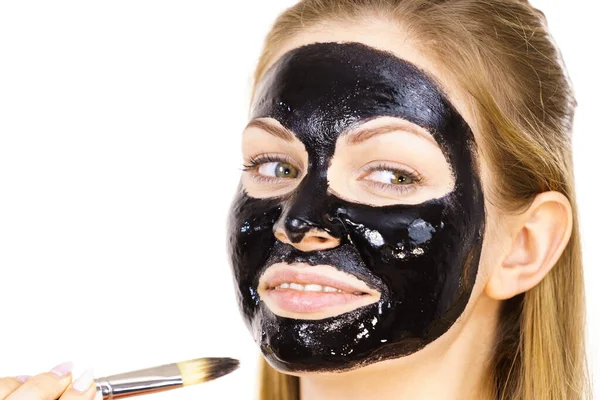 Jonge Vrouw Met Borstel Zwarte Detox Peel Masker Haar Gezicht — Stockfoto