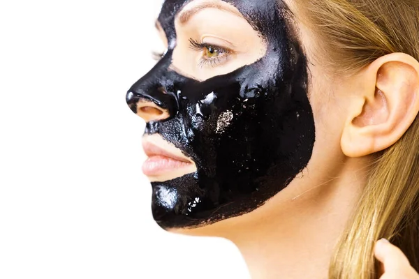 Ung Kvinne Med Kosmetikk Ansiktet Karboavrusning Svart Skall Maske Spa – stockfoto