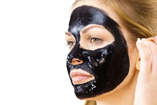 Ung Kvinna Med Kosmetika Ansiktet Carbo Detox Svart Peel Mask — Stockfoto