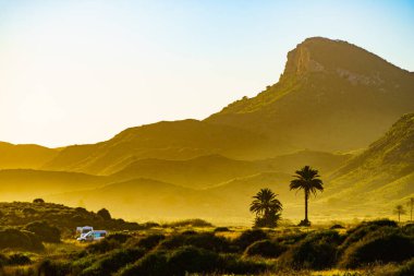 Akdeniz kıyısı manzarası, Murcia bölgesindeki İspanyol kıyı şeridi. Calblanque Bölge Parkı. Turist eğlencesi.