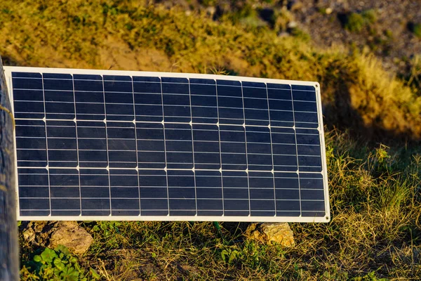 Paneles Solares Fotovoltaicos Cargando Baterías Aire Libre Energía Renovable Verde — Foto de Stock