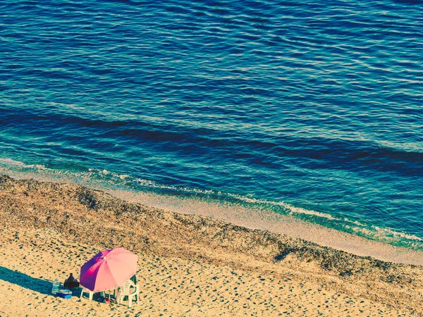 Piknik Tengerparton Rózsaszín Esernyő Székek Tengerparton Kilátás Felülről — Stock Fotó