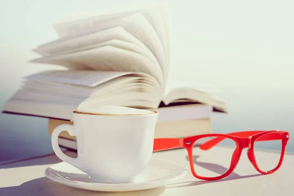 休日の読書 コーヒーカップと本の屋外 リラクゼーション休暇のコンセプト — ストック写真