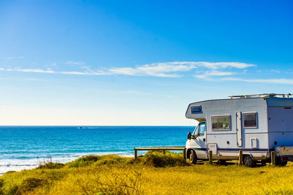 Plaj kıyısında kamp yapan bir karavan. İspanya Murcia bölgesi, Calblanque Bölgesel Parkı.