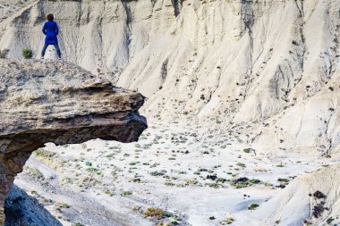 Almerya, İspanya 'da Tabernas Çölü' nün tadını çıkaran dişi turist. Spagetti western için film konumu ayarlandı..