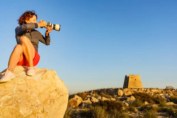 Жіночий Турист Камерою Робить Фотографії Годинникової Вежі Меси Ролдан Природний — стокове фото