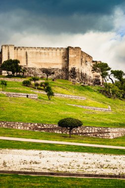 Fuengirola 'daki Sohail Kalesi, Malaga İspanya. Turistik bir yer, ziyaret edilecek bir yer. Costa del Sol 'da tatiller.