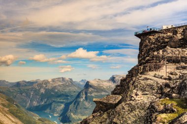 Dalsnbba bölgesinden Geirangerfjord ile panoramik dağlar manzarası. Geiranger Skywalk dağdaki platformu uzaktan görüyor. Norveç.