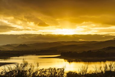 Gün batımında İspanyol iç doğası manzarası. Embalse del Guadalhorce Gölü, Ardales Barajı, Malaga Endülüs, İspanya