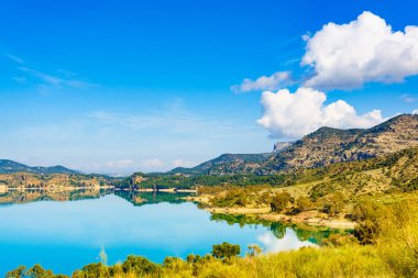 İspanyol doğa manzarası. Guadalhorce 'u ve kırsal kesimi mumyalayın. Ardales Barajı, Malaga Endülüs, İspanya