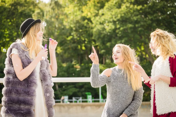 Urlaubsfreude Freundschaftskonzept Freundinnen Haben Spaß Beim Blasen Von Seifenblasen Freien — Stockfoto