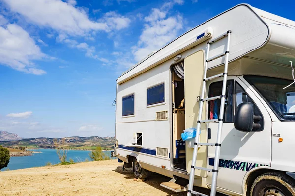 Camping Naturaleza Vehículo Autocaravana Con Escalera Portátil Equipo Caravanas Debe — Foto de Stock