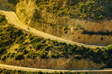 Granatilla Carboneras 'ın tepelik arazi ve kıvrımlı yola bakış açısı. Cabo de Gata Doğal Parkı, Almerya ili, İspanya.