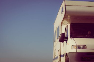 Karavan gökyüzüne karşı. Tatiller ve karavanla seyahat.