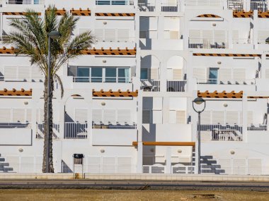 İspanyol tatil köyü beyaz binaları. Endülüs 'teki Mojacar köyü, Almerya kıyısı, İspanya