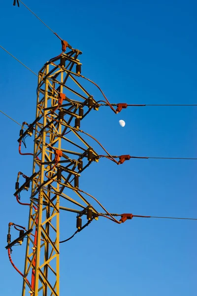 输电塔 电线高压塔与蓝天和月亮的对比 — 图库照片