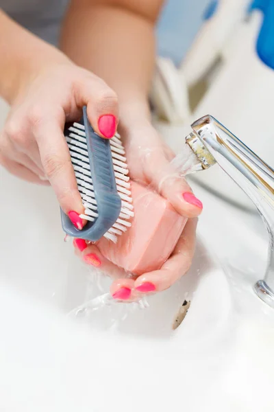 Mulher Lavando Mãos Pia Para Livrar Germes Usando Escova Prevenir — Fotografia de Stock