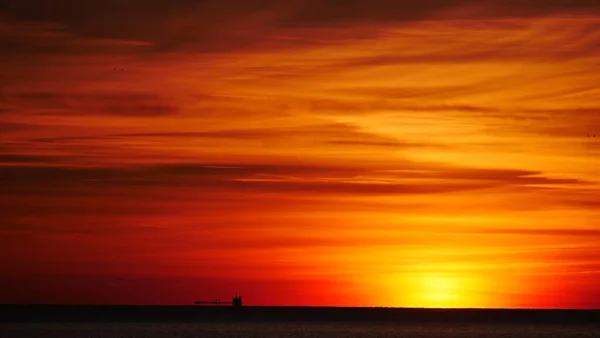 Sonnenaufgang Über Dem Meer Roter Himmel Über Wasseroberfläche Sonne Über — Stockfoto