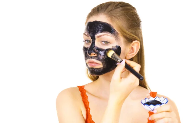 Mujer Aplicando Con Cepillo Mascarilla Negra Barro Desintoxicante Cara Chica — Foto de Stock