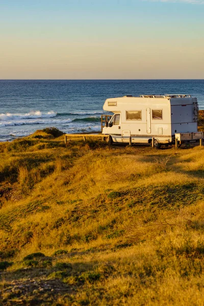 Camper Αυτοκίνητο Κάμπινγκ Στην Παραλία Ακτή Της Θάλασσας Φως Του — Φωτογραφία Αρχείου