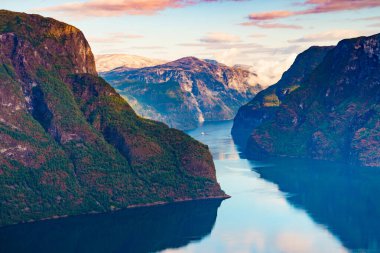 Fiyortların ve dağların inanılmaz dramatik manzarası. Aurlandsfjord Norveç 'teki İskandinavya manzarası. Ulusal turizm yolu Kar Yolu olarak bilinir..