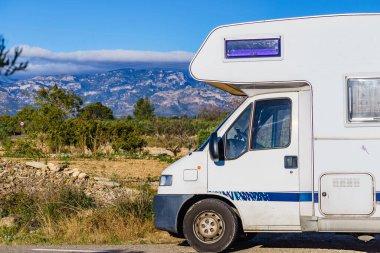 Kamp aracı yol kenarında, İspanyol dağları arka planda.,