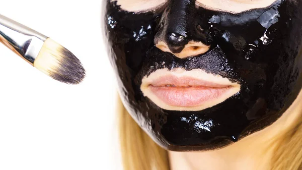 Jonge Vrouw Met Borstel Zwarte Detox Peel Masker Haar Gezicht — Stockfoto