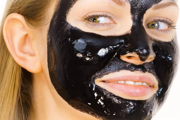 Mujer Joven Con Cosmética Cara Máscara Desintoxicación Carbohidratos Color Negro —  Fotos de Stock