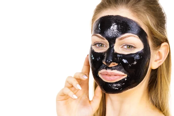 Giovane Donna Con Cosmetici Sul Viso Detox Carbo Maschera Peel — Foto Stock