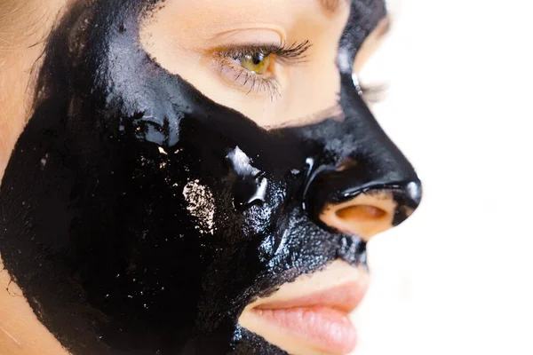 Junge Frau Mit Kosmetik Gesicht Carbo Detox Black Peel Maske — Stockfoto