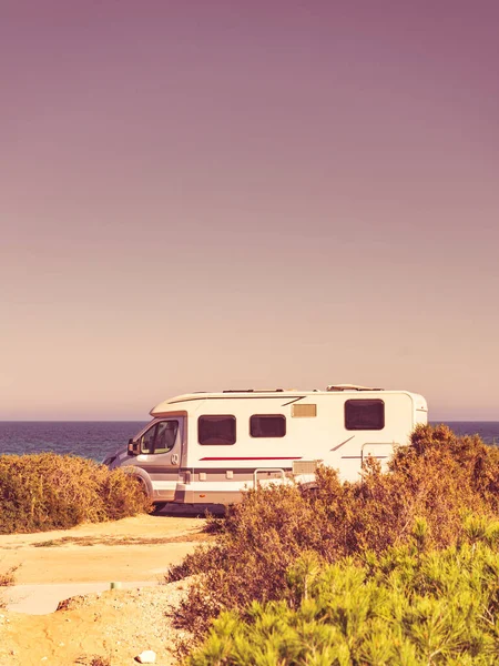 Wohnmobil Freizeitfahrzeug Der Küste Spaniens Zelten Naturstrand Urlaub Und Reisen — Stockfoto