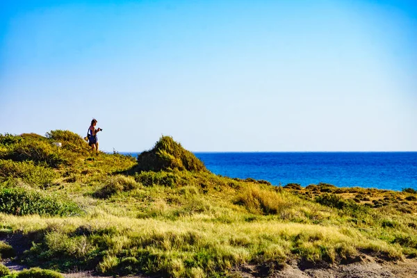 Turistkvinna Promenader Havet Strand Med Kamera Tar Rese Bild Från — Stockfoto