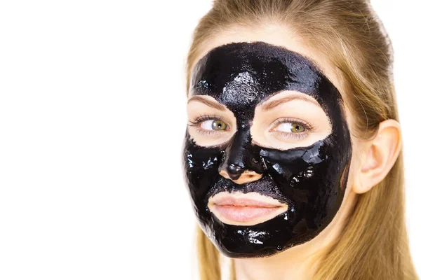 Ung Kvinna Med Kosmetika Ansiktet Carbo Detox Svart Peel Mask — Stockfoto