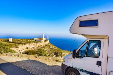 Kervan karavanı Mesa Roldán deniz fenerinde, Cabo de Gata Nijar Doğal Parkı, Almerya, Endülüs İspanya. Ziyaret için ilginç bir yer..