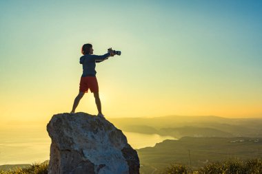 Kameralı bayan turist Sahil manzarasından seyahat fotoğrafı çekiyor, Mesa Roldán, Endülüs İspanya. Cabo de Gata Doğal Parkı.