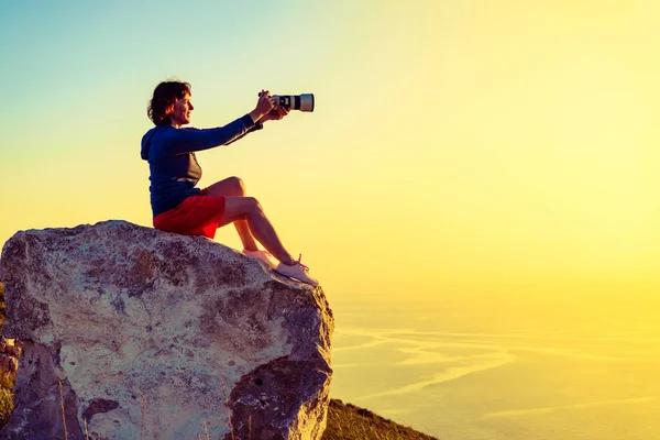 Kvinnlig Turist Resenär Med Kamera Tar Rese Bild Från Kustnära — Stockfoto