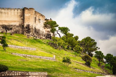 Fuengirola 'daki Sohail Kalesi, Malaga İspanya. Turistik bir yer, ziyaret edilecek bir yer. Costa del Sol 'da tatiller.