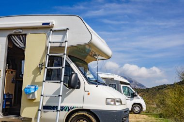 Doğada kamp yapmak. Taşınabilir merdiveni olan bir kamp aracı. Karavan ekipmanları, araç gereç olmalı, karavanı korumalı. Karavanla tatil gezisi.