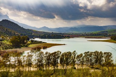 İspanyol iç doğa manzarası. Embalse del Guadalhorce Gölü, Ardales Barajı, Malaga Endülüs, İspanya