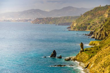 Endülüs 'teki İspanyol kıyı manzarası. Maro Cerro Gordo Doğal Parkı 'nın kayalıkları, Maro ve Nerja yakınlarında, Malaga, Costa Del Sol, İspanya.
