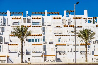 İspanyol tatil köyü beyaz binaları. Endülüs 'teki Mojacar köyü, Almerya kıyısı, İspanya