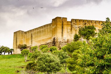 Fuengirola 'daki Sohail Kalesi, Malaga İspanya. Turistik bir yer, ziyaret edilecek bir yer. Costa del Sol 'da tatiller.