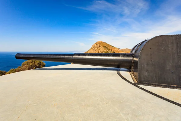 Turistik bir yer. Castillitos bataryası, İspanya Cartagena, Cabo Tinoso. Sahil savunma için askeri top, ağır donanma topları..