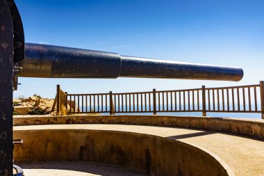 Castillitos bataryası Akdeniz kıyısında, Cartagena, Murcia, İspanya 'da. Savunma kalesi. Tarihi dönüm noktası.