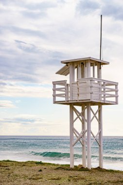 Cankurtaran kulesi olan kumlu sahil manzarası. Carchuna plajı. Costa tropikal, Granada. Endülüs İspanya.