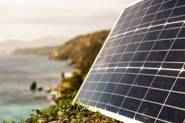 Güneş fotovoltaik panelleri, dışarıdaki bataryaları şarj etmek. Yenilenebilir eko enerji kavramı